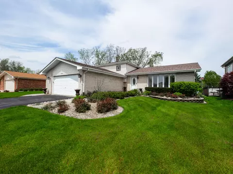 9242 Pepperwood Dr, Orland Hills, IL 60487