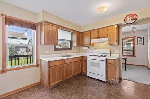 Kitchen - 513 Venice Rd, Lakemoor, IL 60051 photo 2 of 2