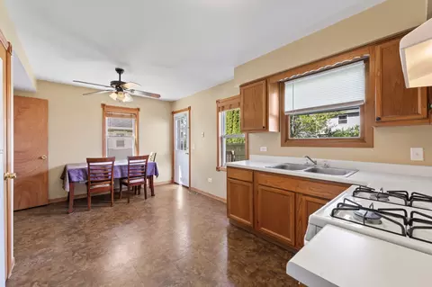 Kitchen - 513 Venice Rd, Lakemoor, IL 60051 photo 1 of 2