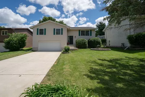 3 Timberview Dr, Bloomington, IL 61701