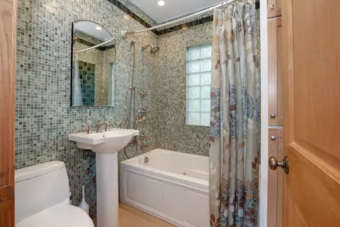 Bath - 921 Webster Ave, Wheaton, IL 60187 photo 1 of 1