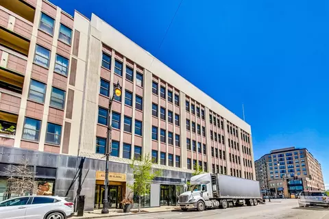 4015 N Milwaukee Ave #208, Chicago, IL 60641