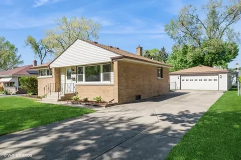 1130 Hiawatha Dr, Elgin, IL 60120