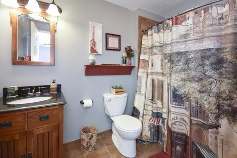 Bath - 906 Bull St, Normal, IL 61761 photo 4 of 4
