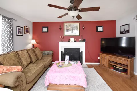 Living - 906 Bull St, Normal, IL 61761 photo 1 of 4