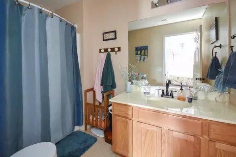 Bath - 906 Bull St, Normal, IL 61761 photo 3 of 4