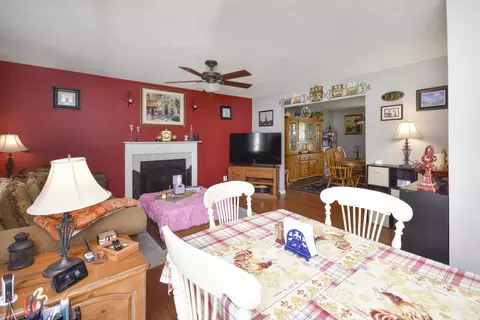 Dining - 906 Bull St, Normal, IL 61761 photo 1 of 3