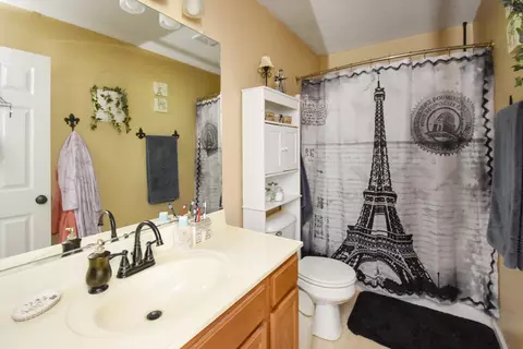 Bath - 906 Bull St, Normal, IL 61761 photo 2 of 4