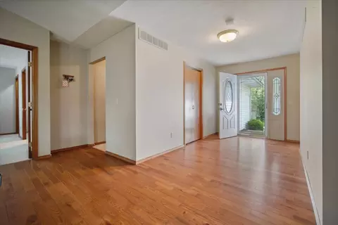 Entry Way - 2512 Timberview Dr, Bloomington, IL 61701 photo 2 of 2