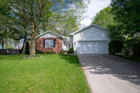 2512 Timberview Dr, Bloomington, IL 61701