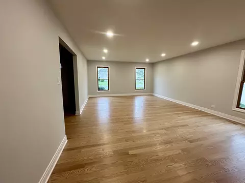 5504 Deerfield Ln, Rolling Meadows, IL 60008 photo 2
