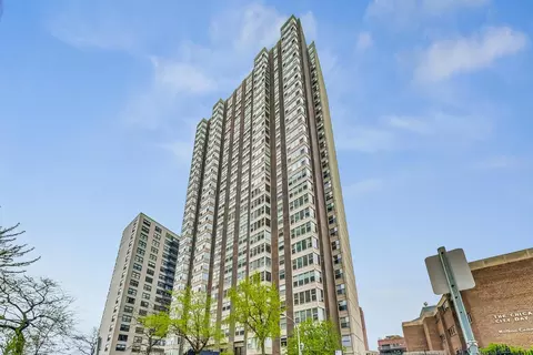 525 W Hawthorne Pl #301, Chicago, IL 60657