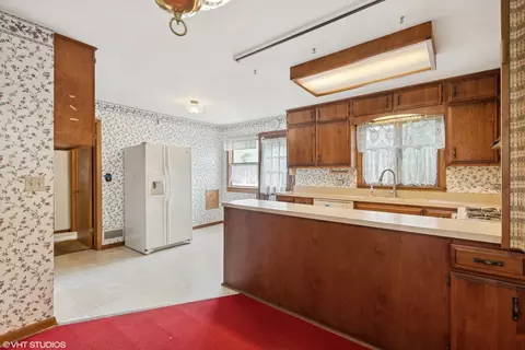 Kitchen - 409 N Macarthur Blvd, Mount Prospect, IL 60056 photo 2 of 3
