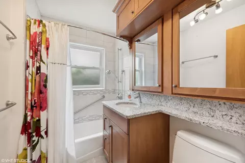 Bath - 409 N Macarthur Blvd, Mount Prospect, IL 60056 photo 2 of 3
