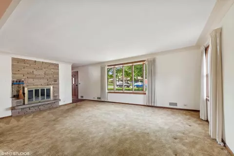 Living - 409 N Macarthur Blvd, Mount Prospect, IL 60056 photo 3 of 4