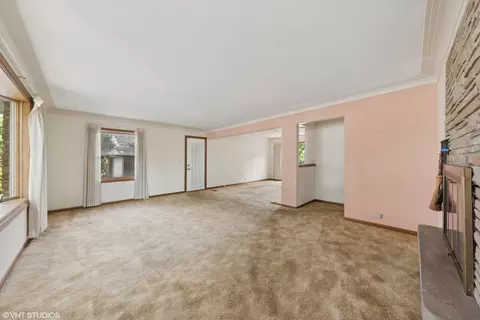 Living - 409 N Macarthur Blvd, Mount Prospect, IL 60056 photo 1 of 4