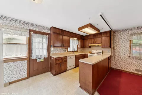 Kitchen - 409 N Macarthur Blvd, Mount Prospect, IL 60056 photo 3 of 3