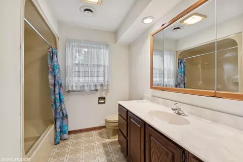 Bath - 409 N Macarthur Blvd, Mount Prospect, IL 60056 photo 3 of 3