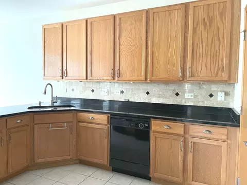 Kitchen - 1491 Millbrook Dr, Algonquin, IL 60102 photo 2 of 2