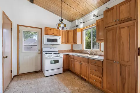 Kitchen - 12 Eureka Dr, Lemont, IL 60439 photo 2 of 2