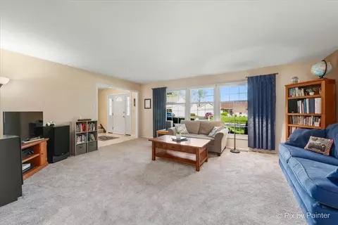 Living - 1196 Buttercup Ln, Bartlett, IL 60103 photo 2 of 4