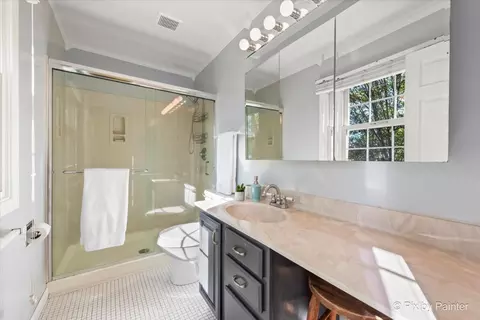Bath - 1196 Buttercup Ln, Bartlett, IL 60103 photo 2 of 3