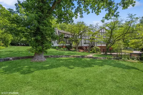 Exterior - 828 Bluff St, Glencoe, IL 60022 photo 3 of 4