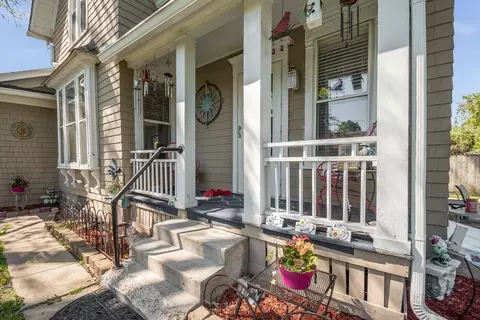 811 Cedar Ave, Elgin, IL 60120