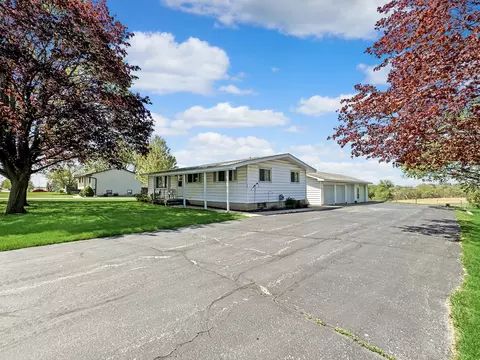 820 Skyline Dr, Freeport, IL 61032