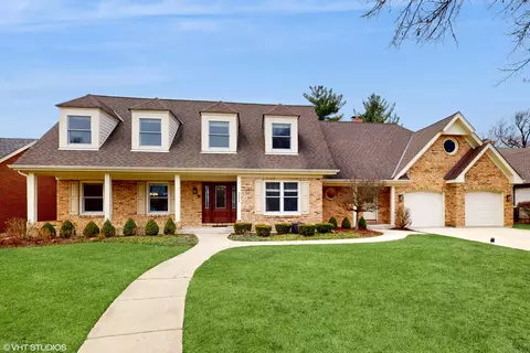 330 Oakwood Ct, Wheaton, IL 60189