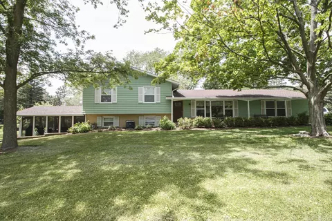 4 S550 Summit Dr, Naperville, IL 60563