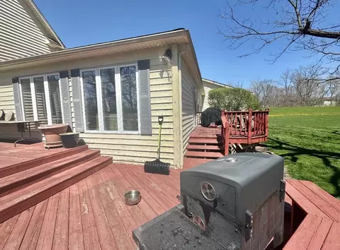Exterior - 995 Bode Rd, Elgin, IL 60120 photo 8 of 10