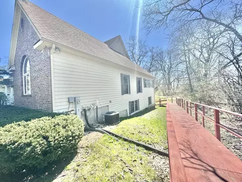 Exterior - 995 Bode Rd, Elgin, IL 60120 photo 9 of 10