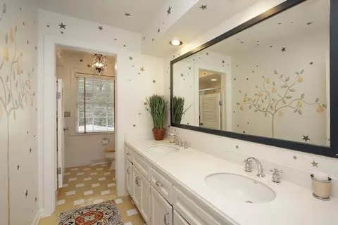 Bath - 649 Pine St, Winnetka, IL 60093 photo 2 of 2
