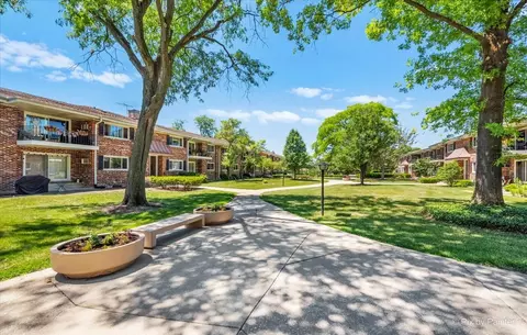 45 N Main St #6, Glen Ellyn, IL 60137