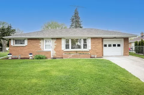 921 Meadow Ct, Bradley, IL 60915
