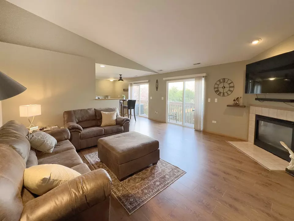 Living - 981 Constance Ln #F, Sycamore, IL 60178 photo 2 of 2