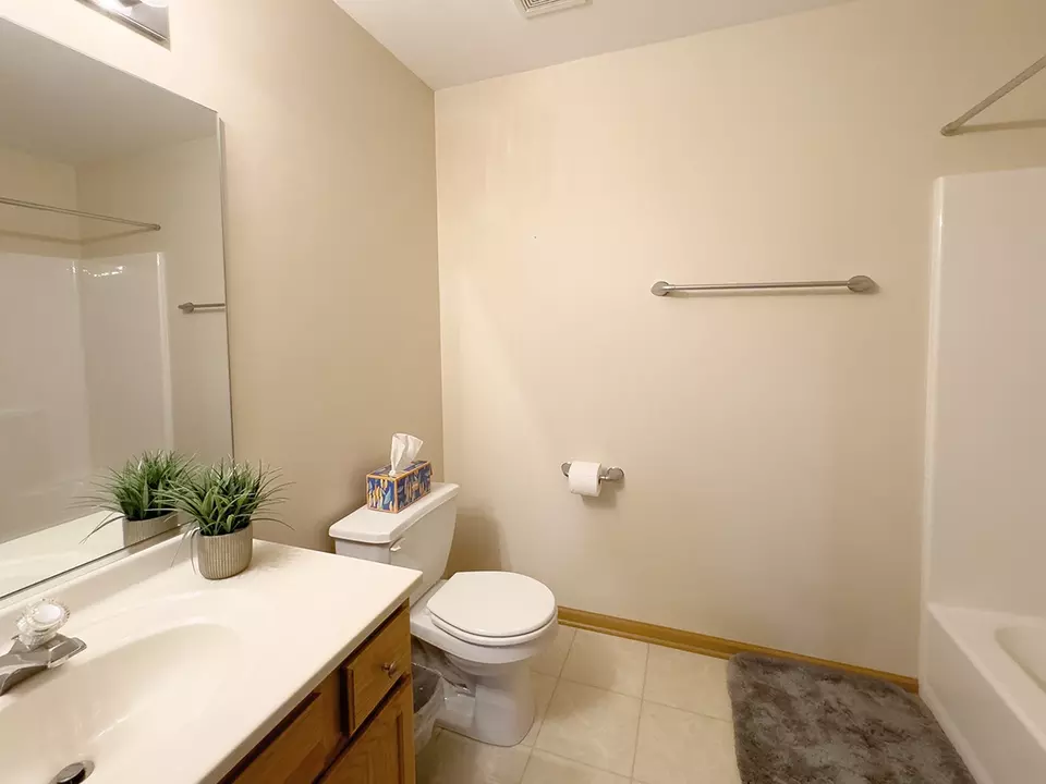 Bath - 981 Constance Ln #F, Sycamore, IL 60178 photo 2 of 2