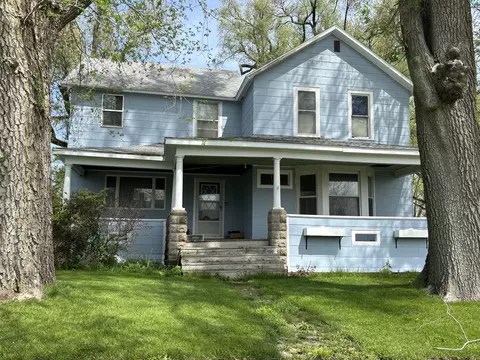 210 E Weldon St, Roberts, IL 60962
