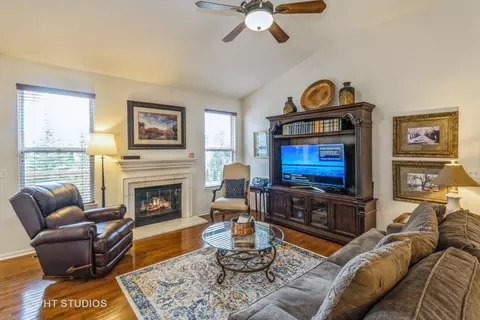607 Waterford Rd, Elgin, IL 60124 photo 11