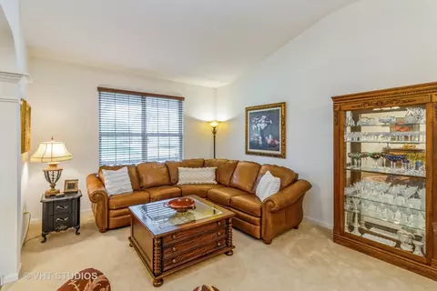607 Waterford Rd, Elgin, IL 60124 photo 8
