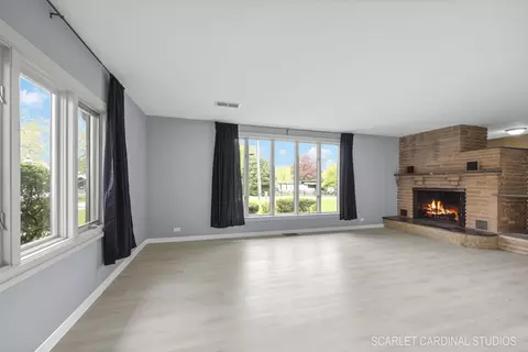 Living - 920 Evergreen St, Wheaton, IL 60187 photo 2 of 4