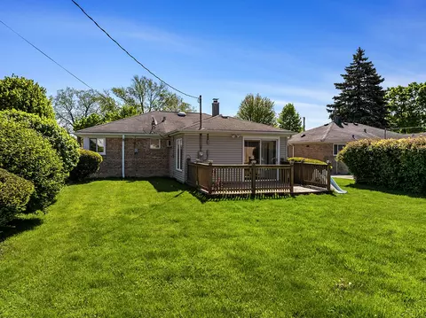 Exterior - 1036 E Grant Dr, Des Plaines, IL 60016 photo 2 of 2
