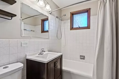 Bath - 1036 E Grant Dr, Des Plaines, IL 60016 photo 1 of 1