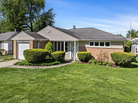 1036 E Grant Dr, Des Plaines, IL 60016