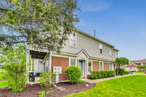 271 University Ln #1, Elk Grove Village, IL 60007