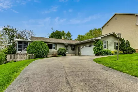 904 Houston Ave, Elgin, IL 60120
