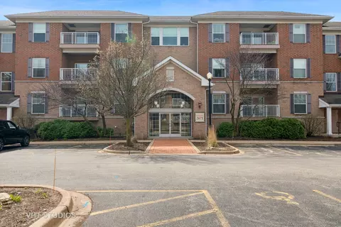 2671 Stone Cir #108, Geneva, IL 60134