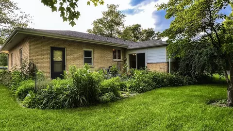 Exterior - 400 Grandview Dr, Normal, IL 61761 photo 6 of 9