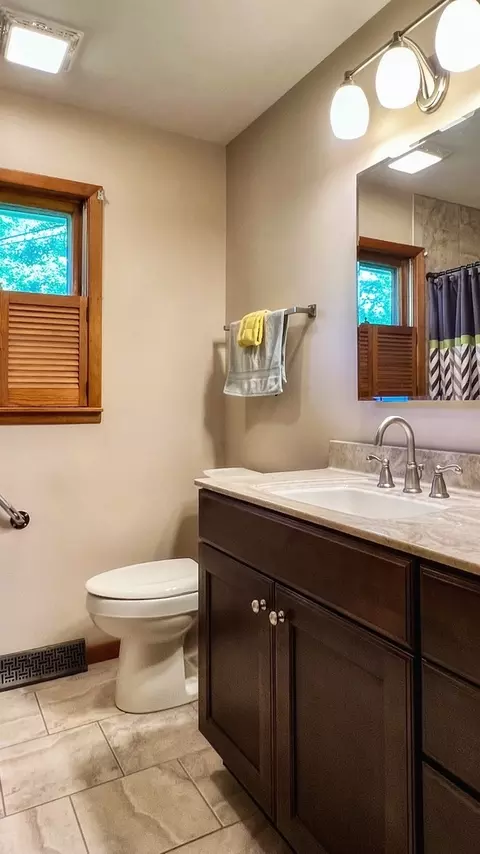 Bath - 400 Grandview Dr, Normal, IL 61761 photo 1 of 5